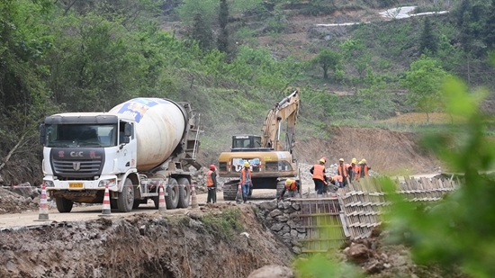 贵州镇远G211大地至小田溪公路改扩建工程火热施工_fororder_4月16日(6)