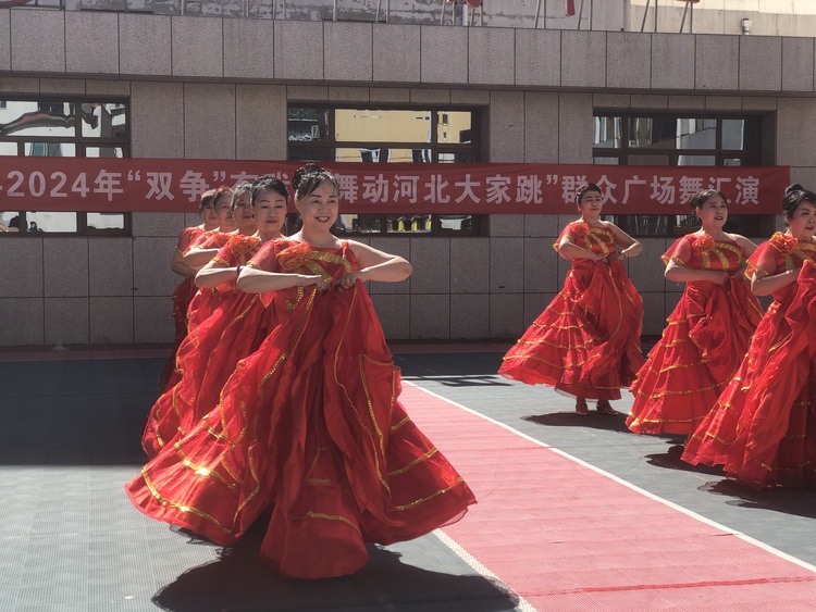 承德市滦平县举办“双争”有我—“舞动河北大家跳”群众广场舞汇演_fororder_滦平县举办“双争”有我—“舞动河北大家跳”群众广场舞汇演 (6)