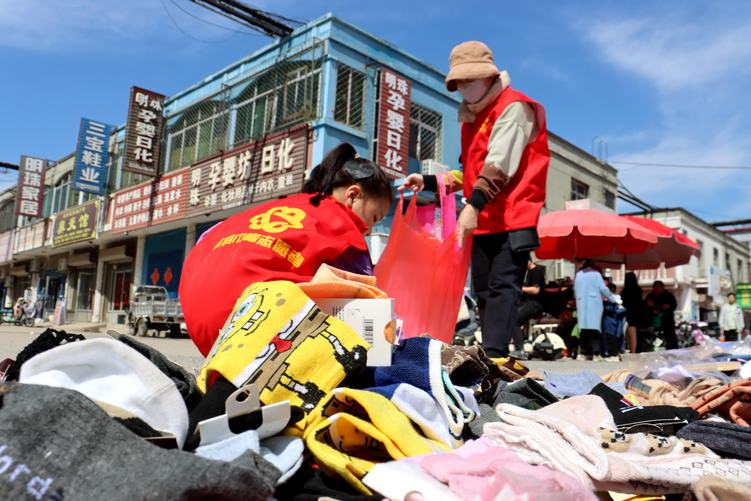 河北献县：小小志愿者 集市服务忙_fororder_图片 4