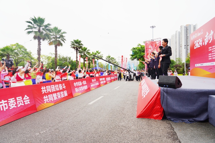 受雷雨天气影响 2024南宁嘹啰歌乡女子半程马拉松比赛紧急熔断_fororder_20240421_150715