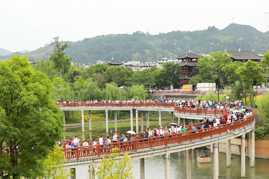 贵州天柱：以“歌”为媒 以“节”促旅 文旅融合发展走向“诗意远方”_fororder_邦洞“四月八耕牛文化节”，半岛公园游人如织.JPG