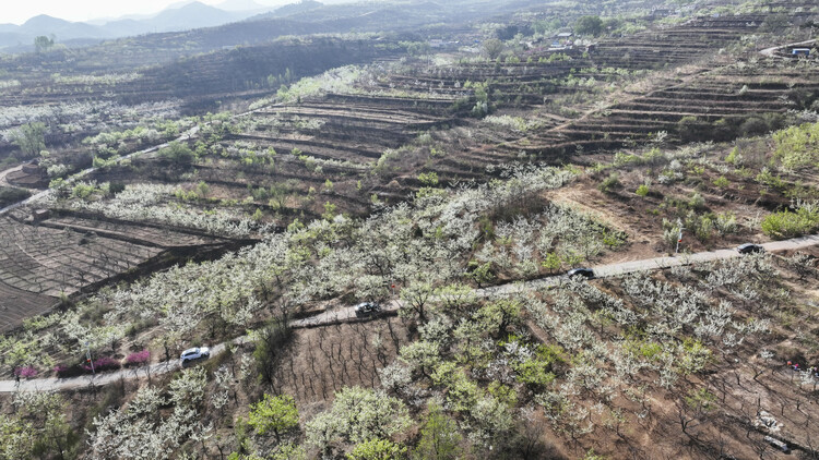 河北承德县：春到燕山景如画 丰富消费新场景_fororder_图一为：河北省承德市承德县新杖子镇苇子峪村山乡春景（无人机照片）。