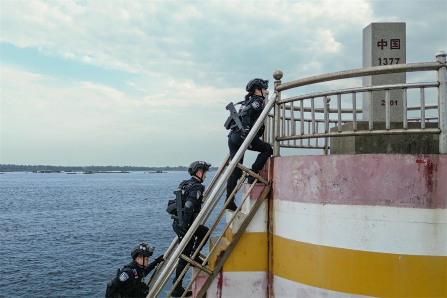 广西防城港移民管理警察迎风战浪 守边护海_fororder_图片4