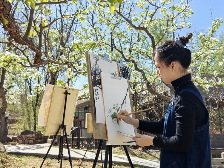 河北承德县：春到燕山景如画 丰富消费新场景_fororder_图六为：书画爱好者在承德县唐家湾丹霞温泉度假区进行创作。 关鹏玉 摄