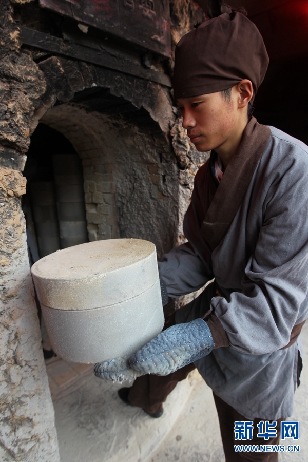 河南禹州：重现宋代钧瓷开窑胜景