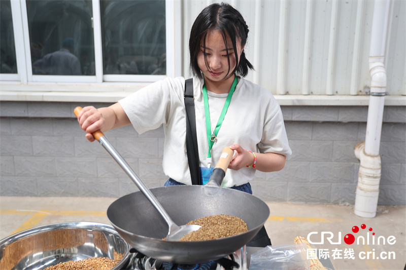 探中药之源 看窑变万千 日本青少年走进许昌禹州_fororder_日本学生体验炒制药材