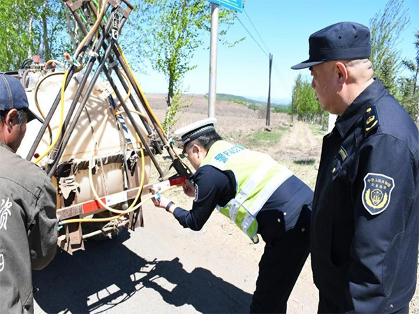 牡丹江穆棱市公安局：警农联合助农耕 “亮尾工程”护民安_fororder_图片4