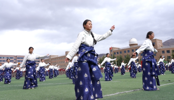 【教育】甘肃甘南：碌曲校园内锅庄舞成为最“炫”课间操