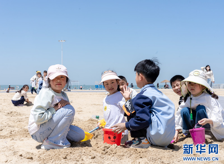 江苏宿迁：春日露营 享受湖边“慢时光”