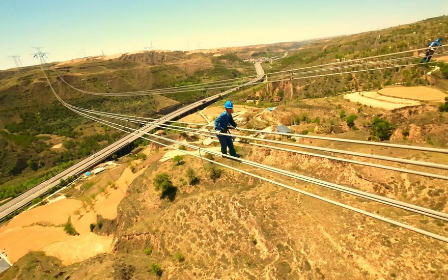 Photos | State Grid Shaanxi Electric Power Bolsters Spring Inspections on Grid for a Reliable Supply During Summer_fororder_图片4