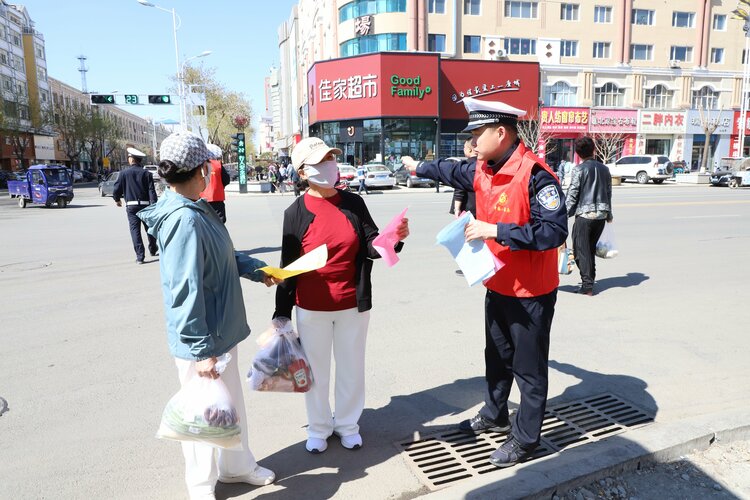 黑龙江省佳木斯市汤原县开展“4·26文明奉献日” 志愿服务活动_fororder_交警对过往群众进行交通安全提示_proc