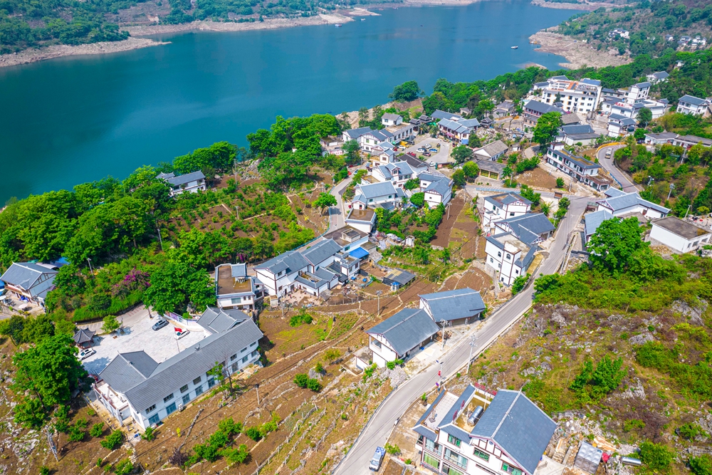 贵州黔西：水清岸绿乡村美_fororder_2024年4月26日，贵州省黔西市新仁苗族乡境内乌江干流六冲河畔乡村如画（无人机照片）。DJI_0357.JPG