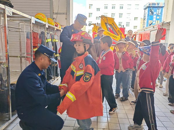 消防助力成长 童心永驻心间|西和大队举办“五一”节前队站开放日活动_fororder_2