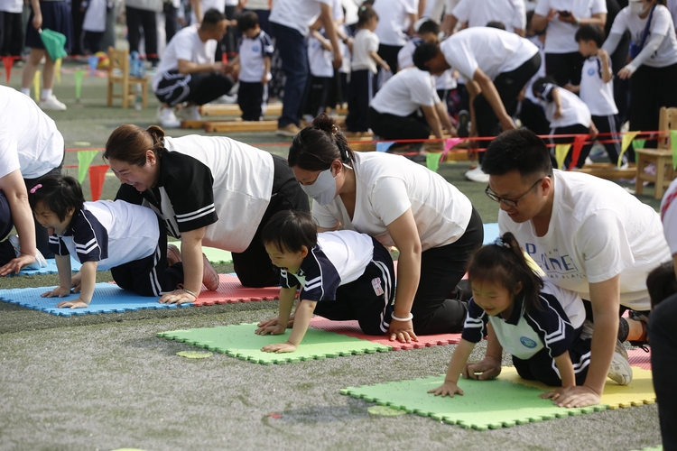 保定市满城区举行“爱运动、健体魄、亲子行”亲子运动会_fororder_图为比赛精彩瞬间 摄影 范红霞 (2)