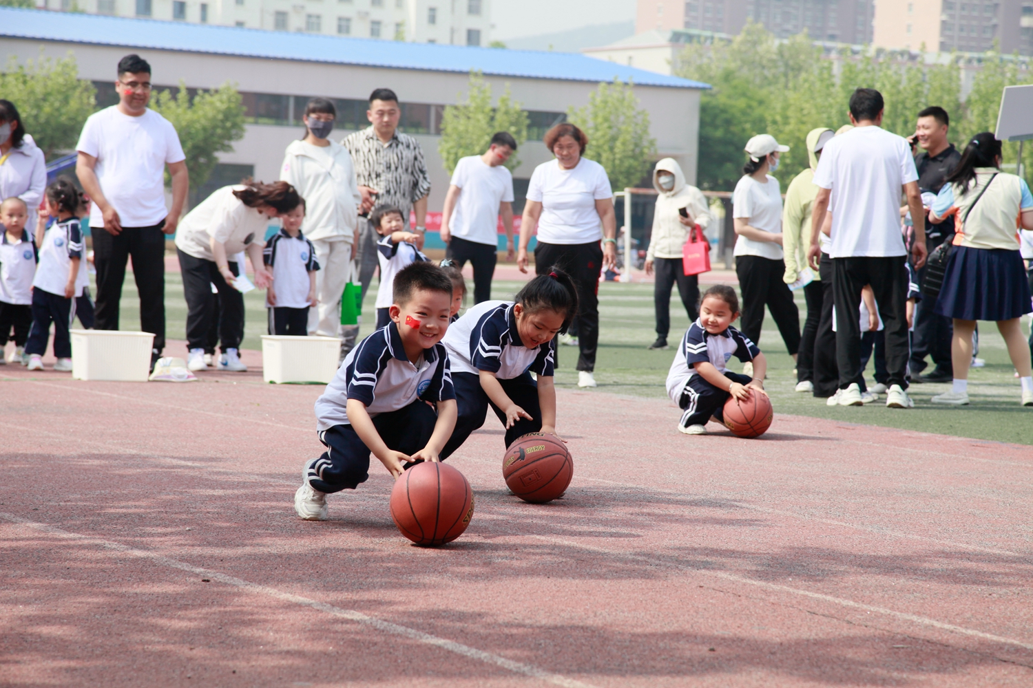 保定市满城区举行“爱运动、健体魄、亲子行”亲子运动会_fororder_欢乐的比赛现场 摄影 范红霞