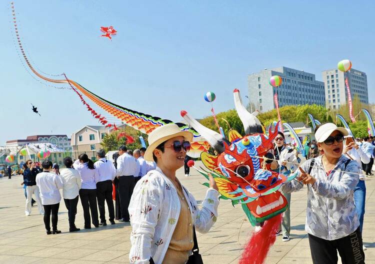 大连：风筝节上“秀”纸鸢