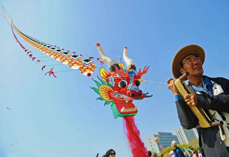 大连：风筝节上“秀”纸鸢