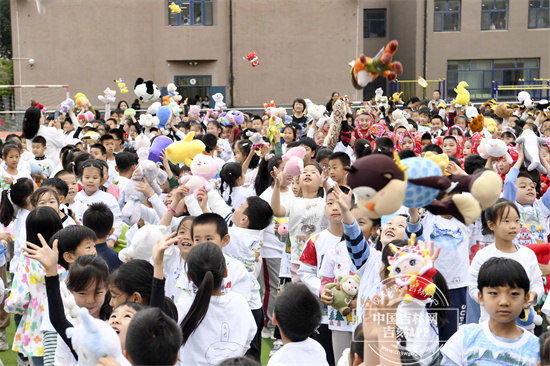 慕了！慕了！“擎天柱”“大黄蜂”都来了！ 东师附小的“六一”遇“校节”玩嗨了