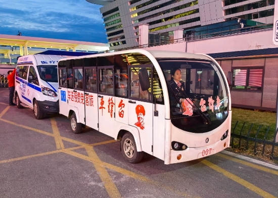 客流高峰保畅通 连云港“雷锋车”组显身手_fororder_图片1_副本