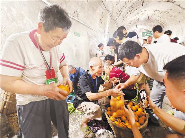 防空洞菜市折射重庆民生为大