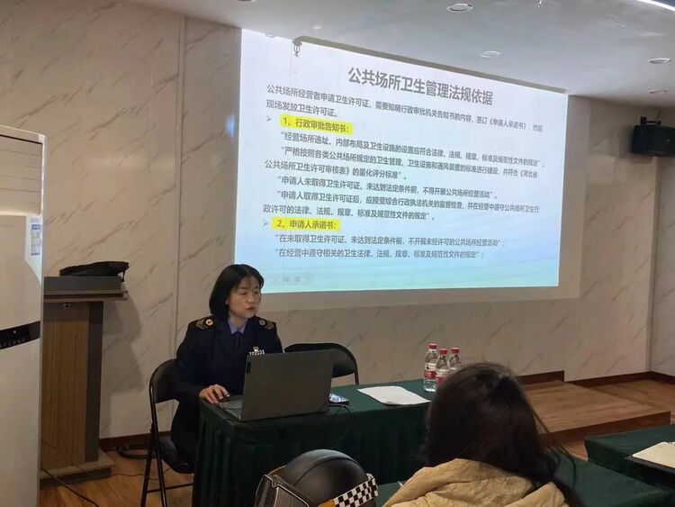 保定市莲池区：持续提升卫生监督执法水平_fororder_图片二：监督员前往辖区街道办事处开展执法培训。（李岩摄）