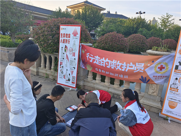 南京航空航天大学金城学院学子地铁沿线“摆急救地摊”传救命技能！