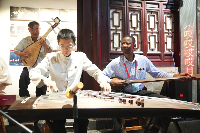 Diplomats in China Visit Northern Shaanxi Folk Song Museum, Immersing in 'Different Romance' of Loess Plateau_fororder_3