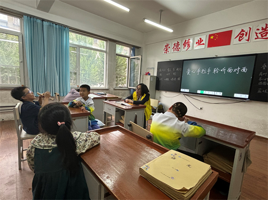 用声音打开“眼界” 省图文化志愿者走进沈阳市盲校开展对面朗读活动_fororder_盲校1