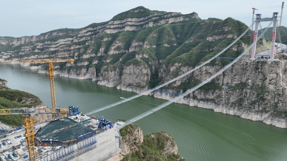 济源：世界首座地锚式回转缆悬索桥锚碇浇筑完成