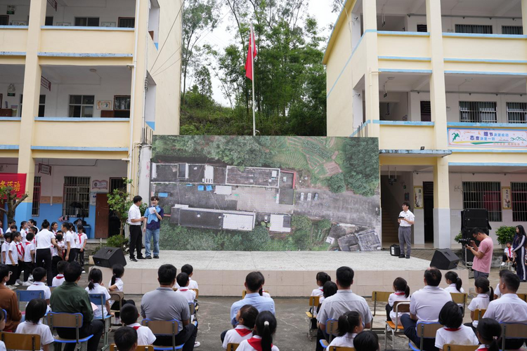 广西将地质灾害防治知识“黄书包”送进校园_fororder_图片1