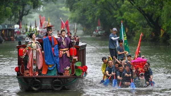 群龙逐浪闹端午 杭州西溪湿地举办国际龙舟文化节