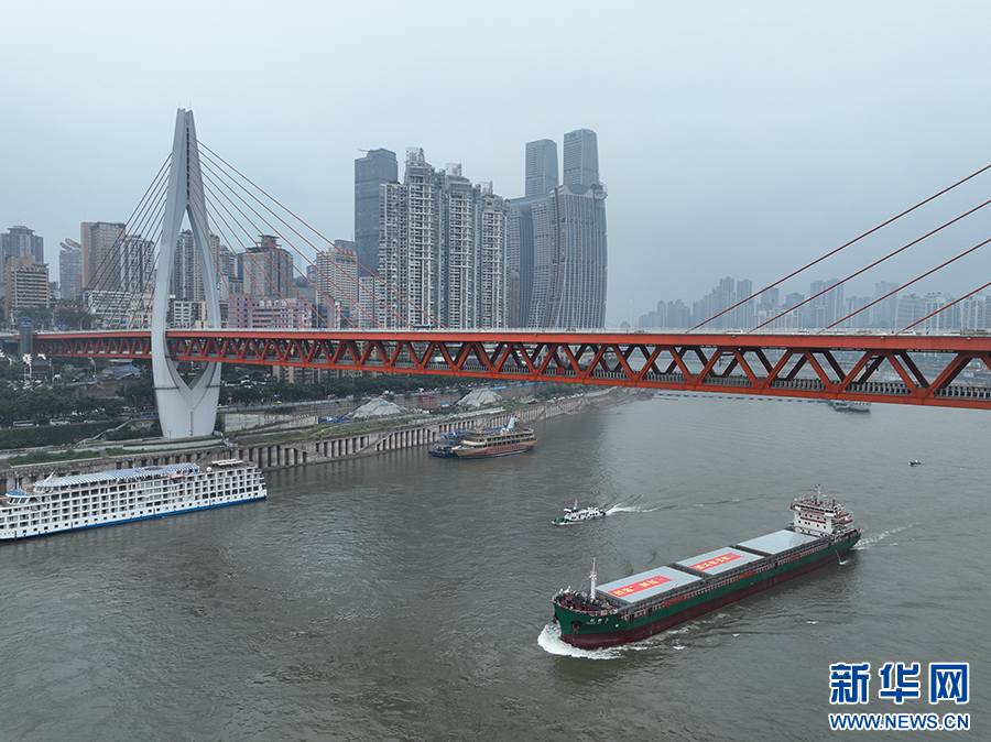 万吨级海船首次驶过重庆城区