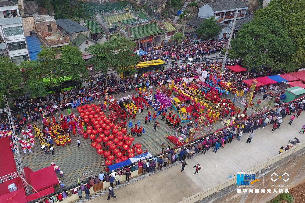 航拍广西南宁：花婆送“粥福”　巡游展民俗