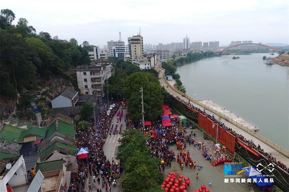 航拍广西南宁：花婆送“粥福”　巡游展民俗