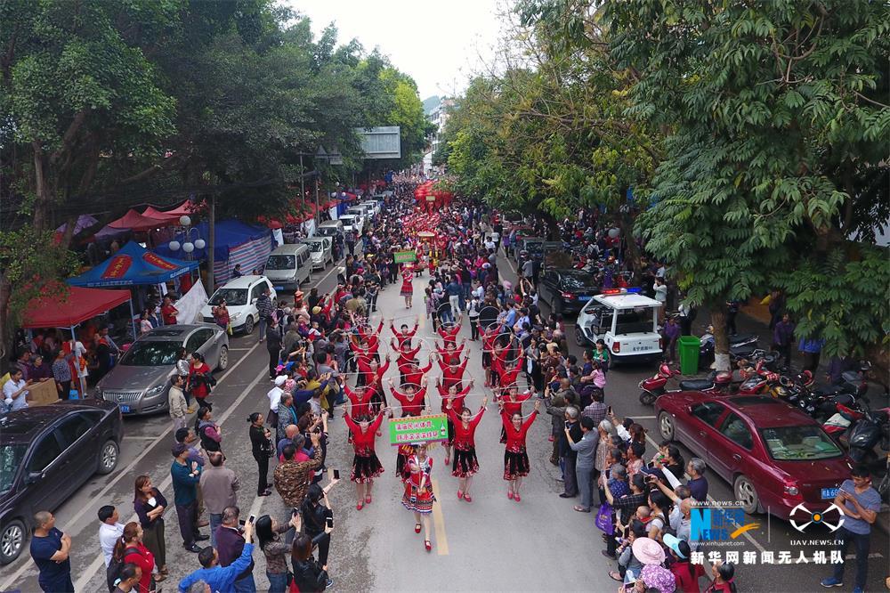 航拍广西南宁：花婆送“粥福”　巡游展民俗