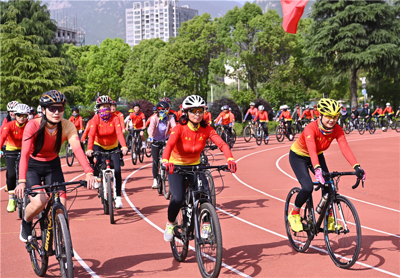 信阳新县：全民健身点亮健康生活_fororder_自行车骑行（焦汉平 摄）