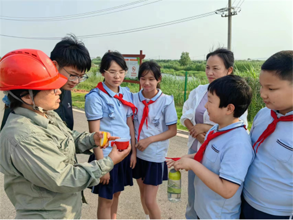 国网鄂州供电公司携师生到梁子湖区打卡生态之旅_fororder_微信图片_20240517112359