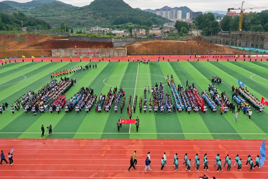 贵州威宁第二届中小学生田径运动会开幕_fororder_6月14日，威宁县第二届中小学生田径运动会开幕仪式现场，各代表队有序进场。（周天贵 摄）.JPG