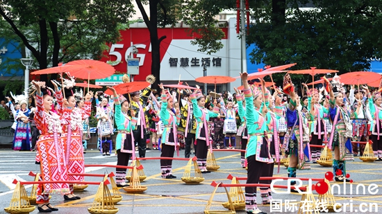 贵州贵阳开展民族巡游大联欢 “万人空巷”共迎民族文化盛宴_fororder_IMG_6156.JPG