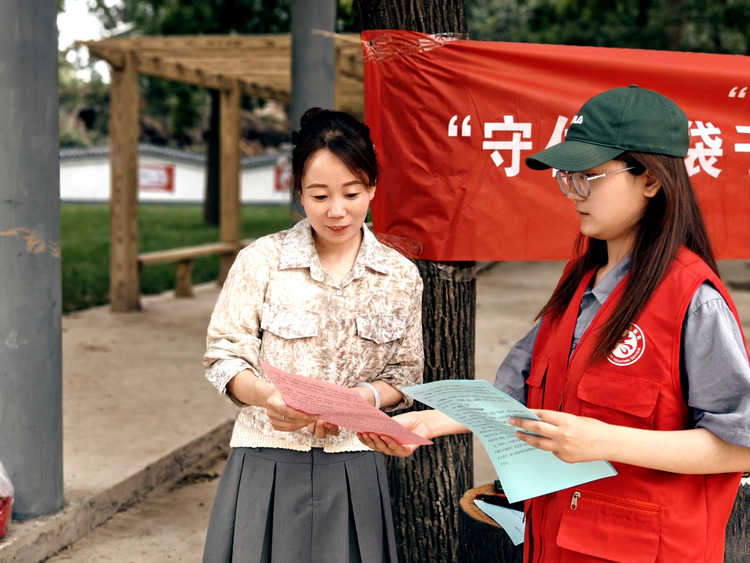 河北唐县：防范非法集资宣传进农村_fororder_工作人员发放宣传资料