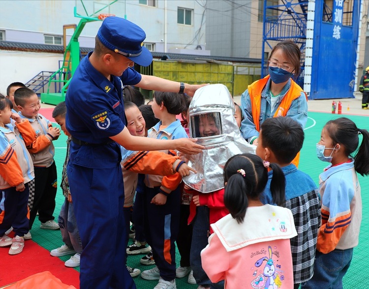 陇南西和消防救援大队邀请辖区幼儿园师生走进消防队站参观学习_fororder_1