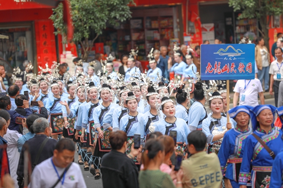 贵州天柱：以“歌”为媒 以“节”促旅 文旅融合发展走向“诗意远方”_fororder_苗侗同胞身着盛装参加邦洞“四月八”巡游2.JPG