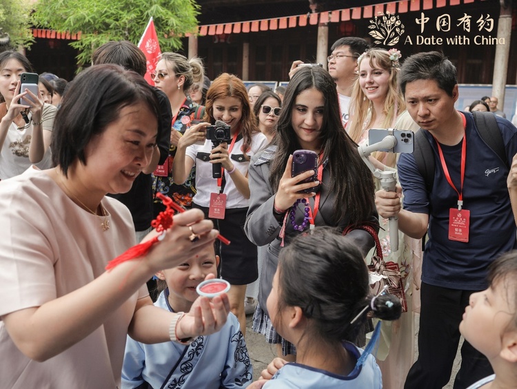 【中国有约】在繁华闹市逛古城，见人、见物、见生活