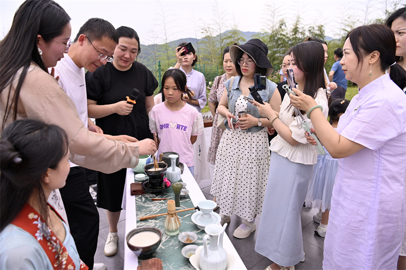 【原创】信阳市新县举办首届“皇坡老”杯豫鄂两省斗茶会_fororder_展示点茶 焦汉平 摄