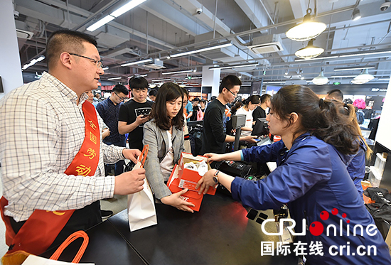 （供稿 社会广角列表 三吴大地南京 移动版）南京交通台主播与劳模变身导购 欢度五一