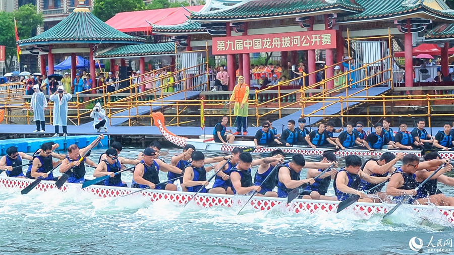 两岸同心龙舟同行  第十七届海峡两岸龙舟赛总决赛在厦门集美举行