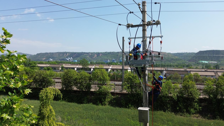 Photos | State Grid Shaanxi Electric Power Bolsters Spring Inspections on Grid for a Reliable Supply During Summer_fororder_图片5