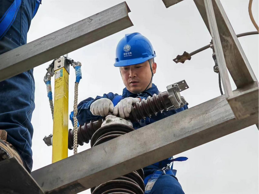 Photos | State Grid Shaanxi Electric Power Bolsters Spring Inspections on Grid for a Reliable Supply During Summer_fororder_图片3