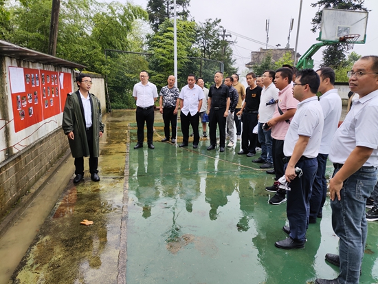 贵州黎平：“擂台比武”亮实绩 “比学评创”促提升_fororder_德化乡组织村干部到平笋村进行观摩