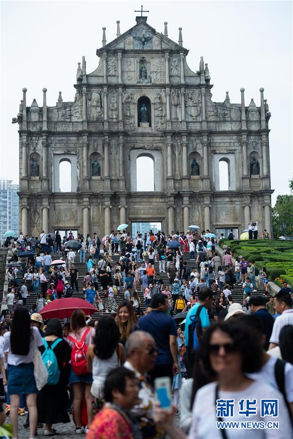 “五一”假期 澳门景点人流如织